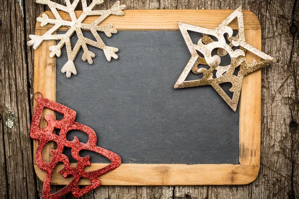 Kerstboom decoraties op vintage houten bord — Stockfoto