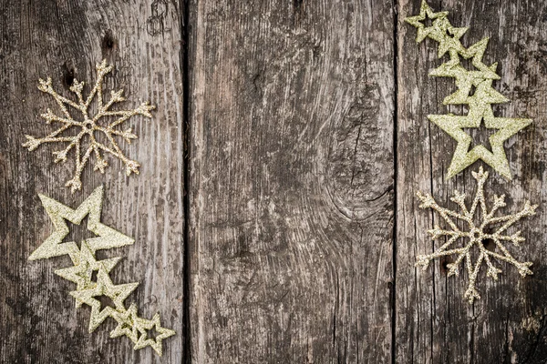 Decorações de árvore de Natal de ouro em madeira grunge — Fotografia de Stock