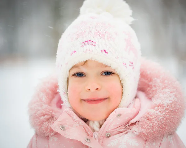 Glückliches Kind im Winter — Stockfoto