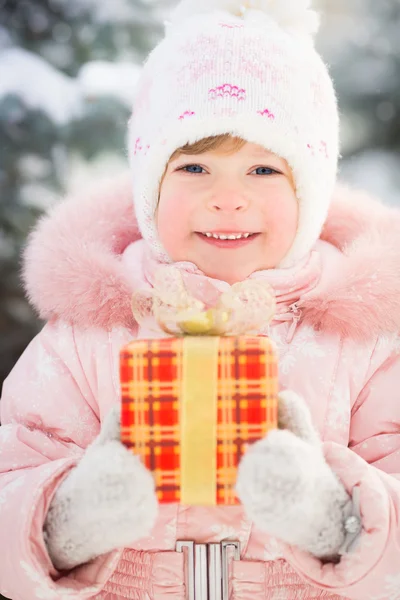 Heureux enfant tenant boîte cadeau — Photo