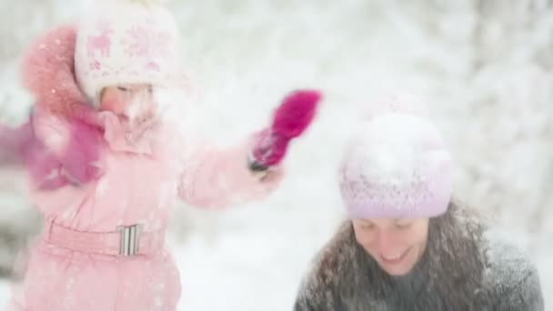 Frau und Kind spielen im Winter mit Schnee — Stockvideo