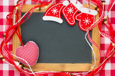 Kırmızı Noel süslemeleri ile karatahta boş