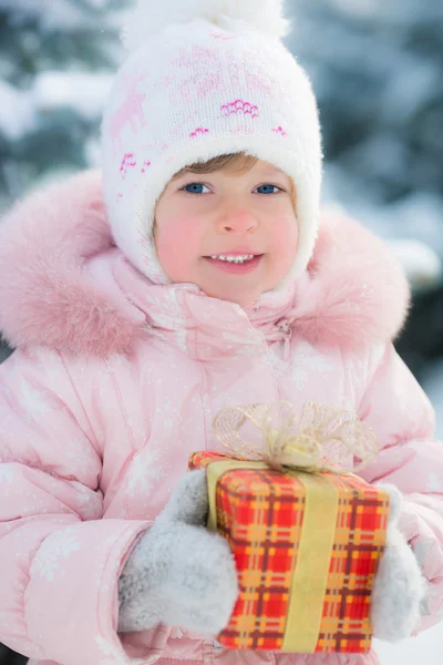 Glückliches Kind mit Geschenkbox — Stockfoto