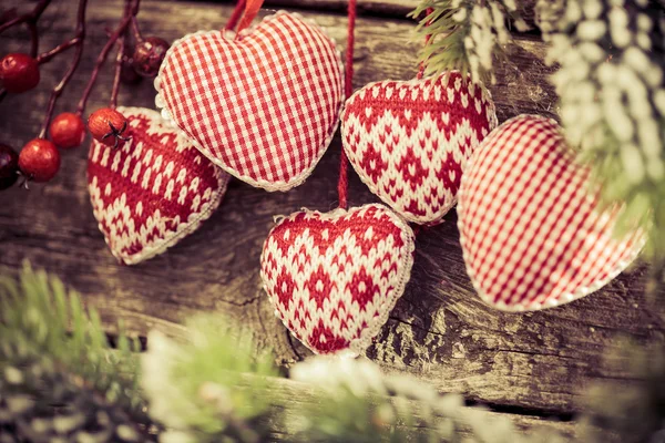 Addobbi dell'albero di Natale appesi al ramo — Foto Stock