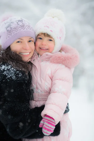Glückliche Familie im Winterpark — Stockfoto