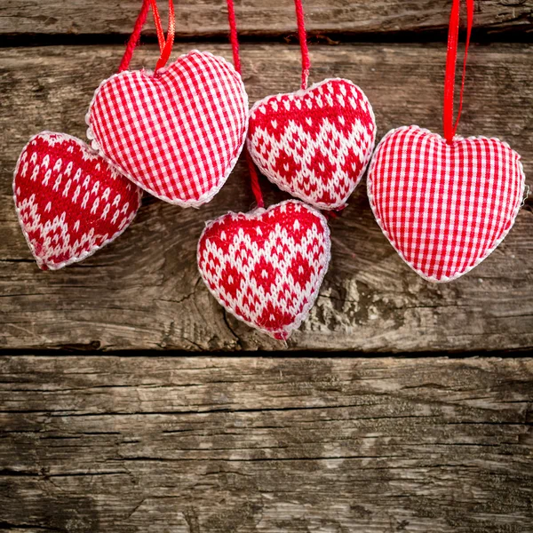 Christbaumschmuck hängt an Grunge-Holzbackgro — Stockfoto