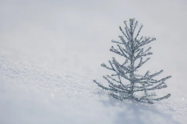 Stříbrná vánoční stromeček dekorace na sněhu — Stock fotografie