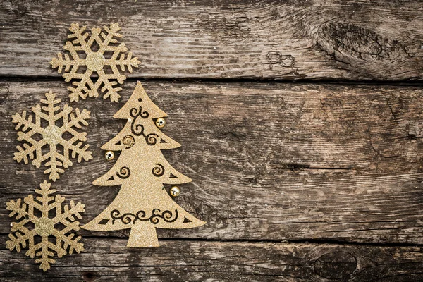 Decoraciones de árbol de Navidad de oro en madera grunge —  Fotos de Stock