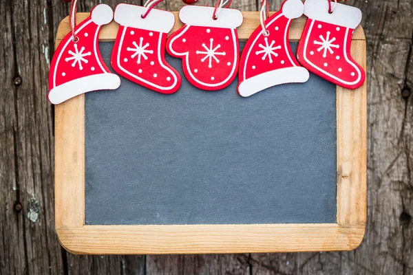 Weihnachtsbaumschmuck an alter Holztafel — Stockfoto