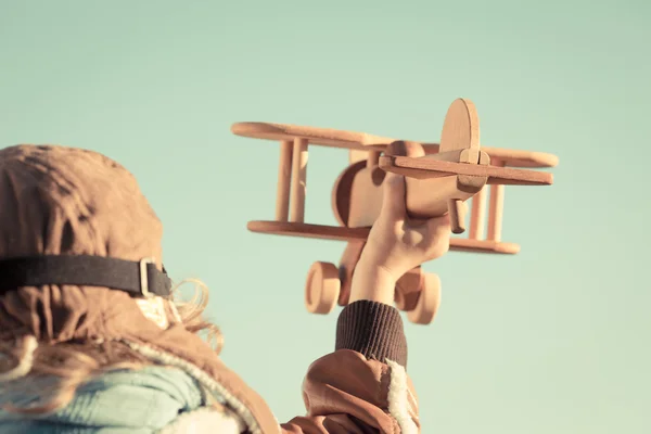 Kind spielt mit Spielzeugflugzeug — Stockfoto