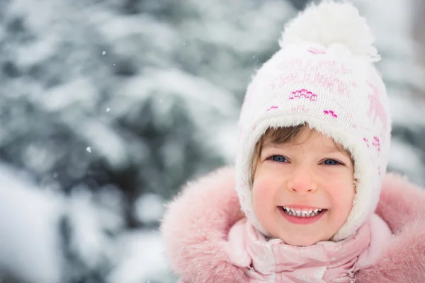 Child in winter park — Stock Photo, Image