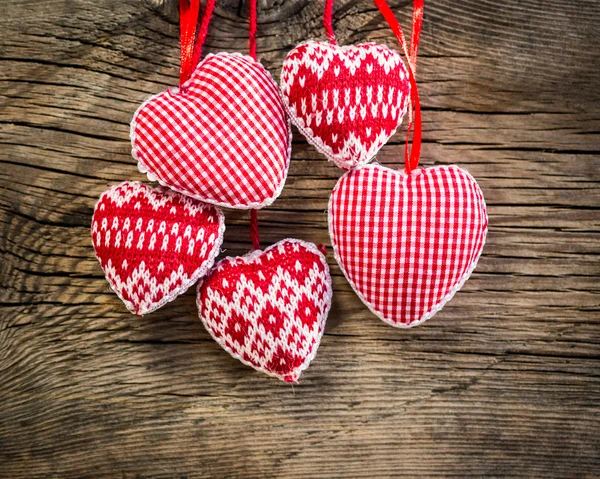 Christbaumschmuck hängt an Grunge-Holzbackgro — Stockfoto