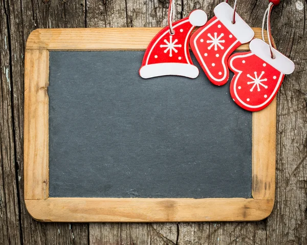 Decoraciones del árbol de Navidad en pizarra de madera vintage —  Fotos de Stock