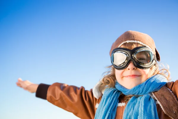 Glückliches Kind beim Spielen — Stockfoto