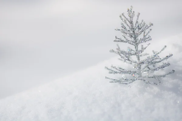 Silver Juldekoration på snö — Stockfoto