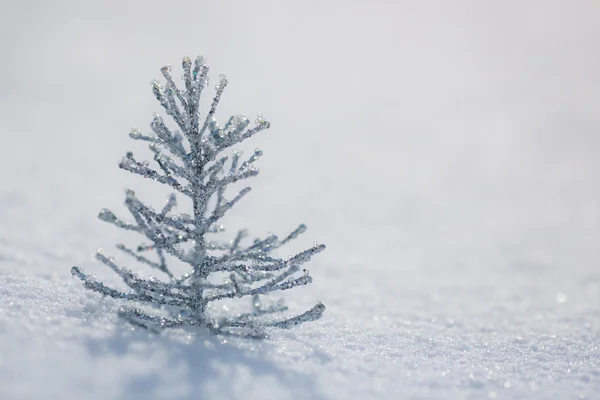 Silver julgran dekoration på snö — Stockfoto