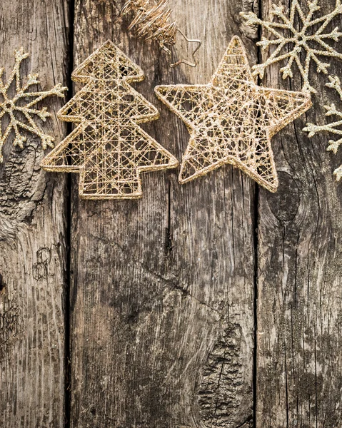 Gouden kerstboom decoraties op grunge hout — Stockfoto