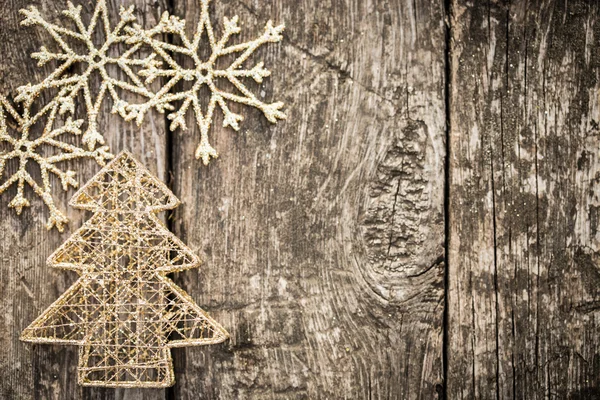Gouden kerstboom decoraties op grunge hout — Stockfoto