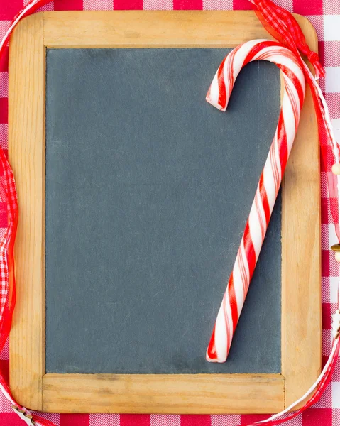 Weihnachtsbonbons auf alter Tafel — Stockfoto