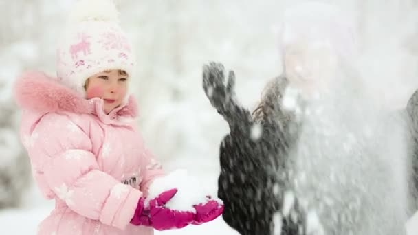 Kvinna och barn leker med snö på vintern — Stockvideo