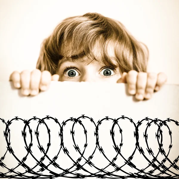 Child looking from behind the paper blank — Stock Photo, Image