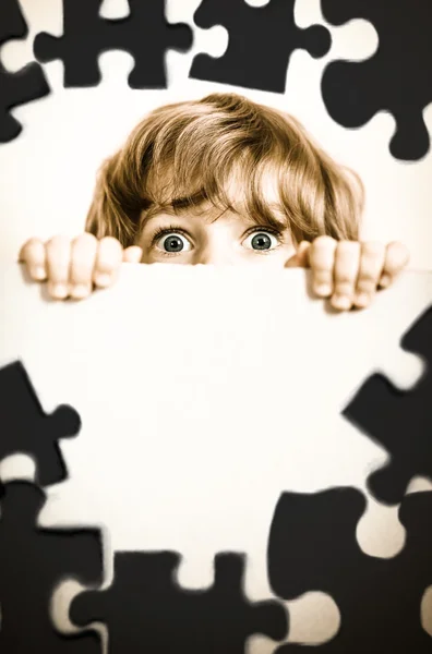 Child looking from behind the paper blank — Stock Photo, Image