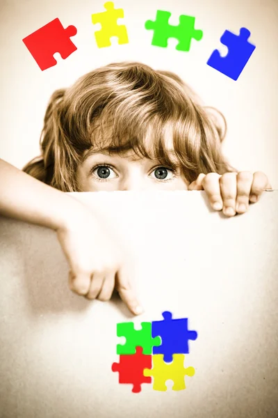 Child looking from behind the paper blank — Stock Photo, Image