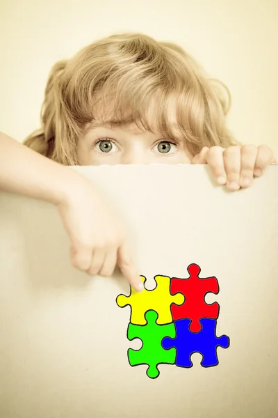 Child looking from behind the paper blank — Stock Photo, Image