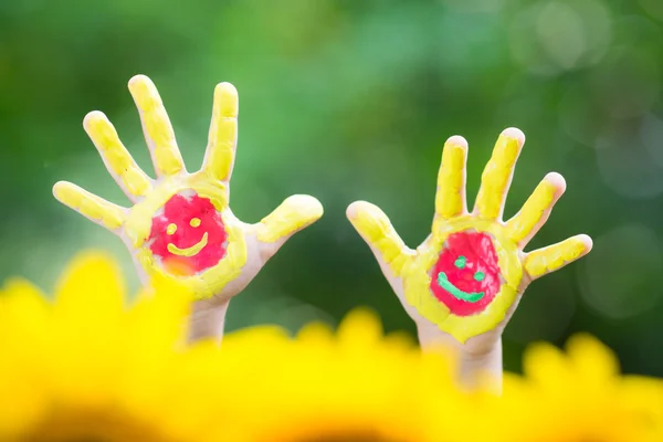 Mãos sorridentes — Fotografia de Stock