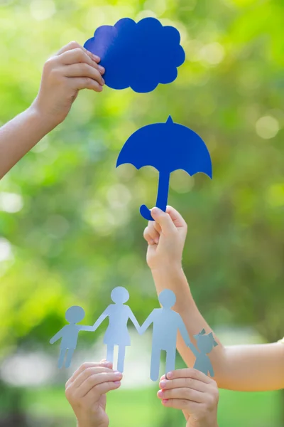 Children holding paper family — Stock Photo, Image