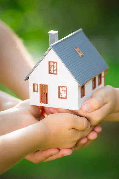 Ecologie huis in handen — Stockfoto