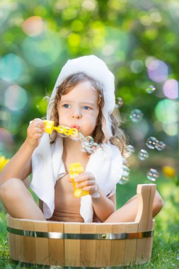 Çocuk banyo içinde açık havada bahar