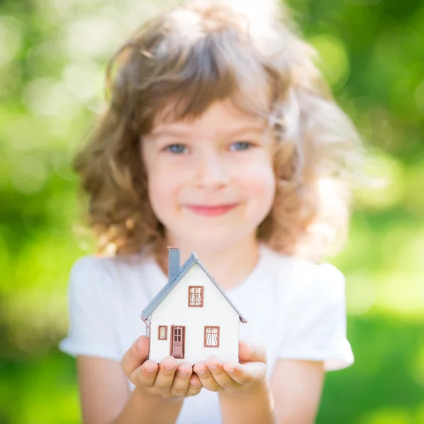 Ecología casa en manos — Foto de Stock