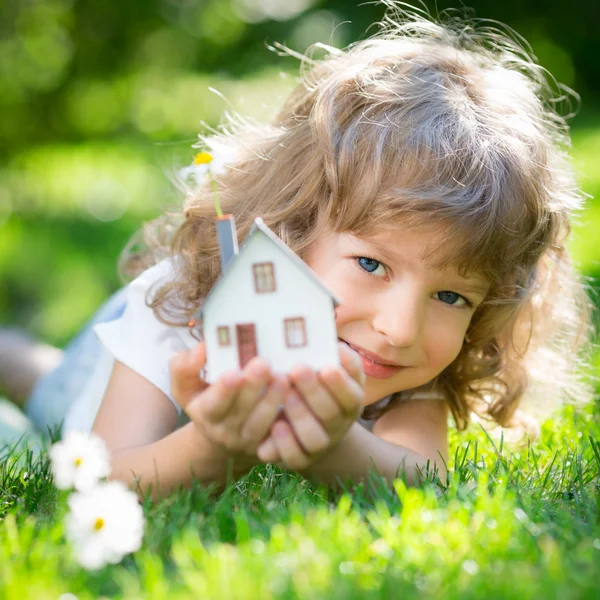 Ecología casa en manos — Foto de Stock