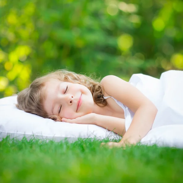 Ребёнок спит в весеннем саду — стоковое фото