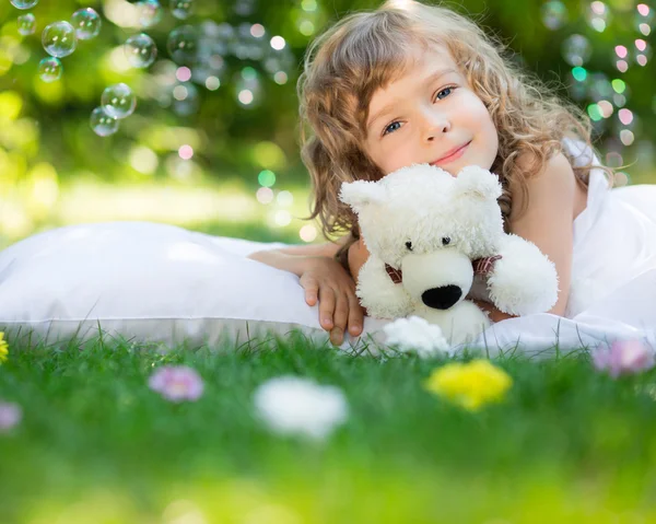 Kind auf Gras liegend — Stockfoto