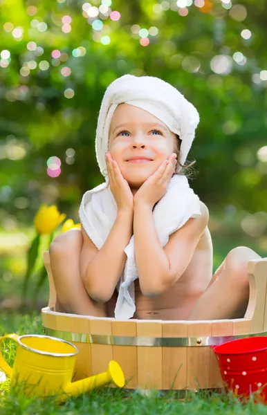 Bambino che fa il bagno all'aperto in primavera — Foto Stock