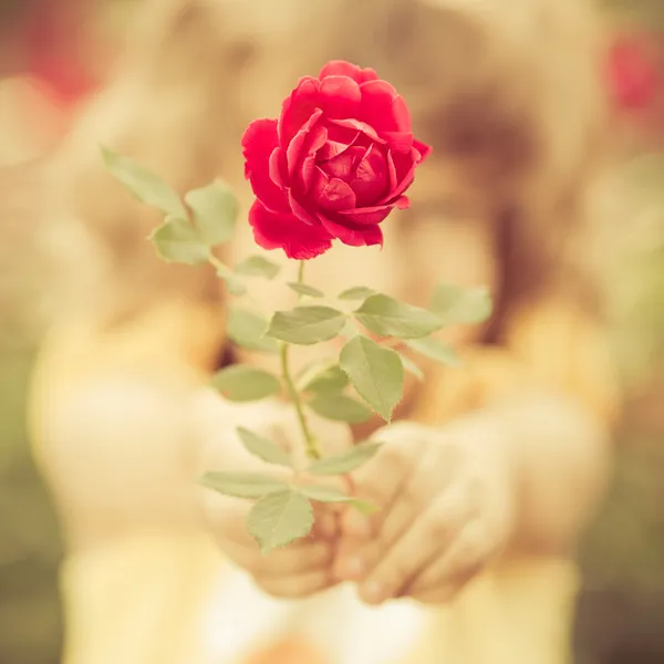 Niño en primavera —  Fotos de Stock