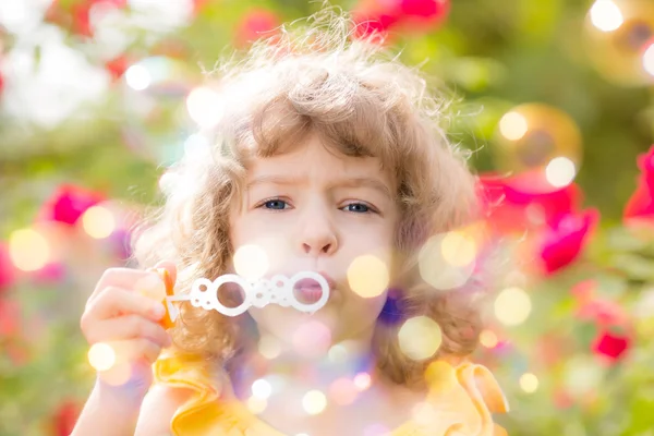 Niño en primavera —  Fotos de Stock