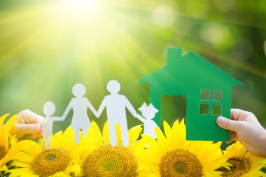 Kağıt aile ve ev tutan çocuk