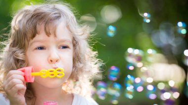 açık havada oynayan çocuk