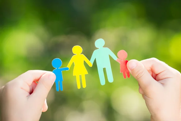 Kağıt aile ellerinde.