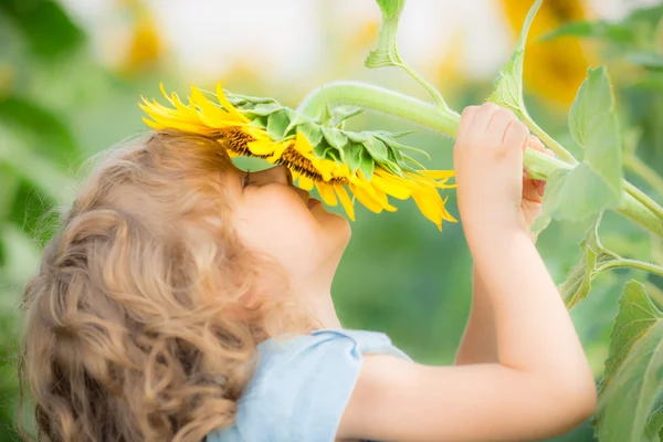 Criança na primavera — Fotografia de Stock