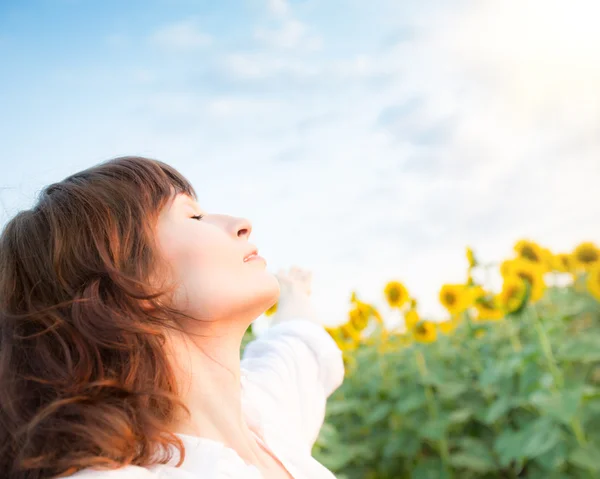 Glad ung kvinna i solrosolja våren fält — Stockfoto