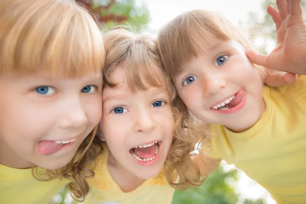 Retrato de vista de ángulo bajo de niños felices — Foto de Stock