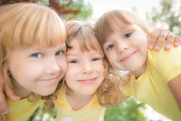 Basso angolo di vista ritratto di bambini felici — Foto Stock