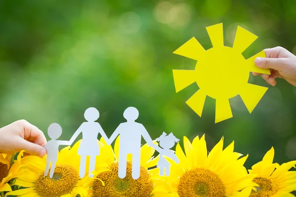 紙の家族と太陽をつなぐ子どもたち — ストック写真