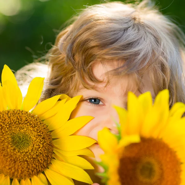 Criança na primavera — Fotografia de Stock