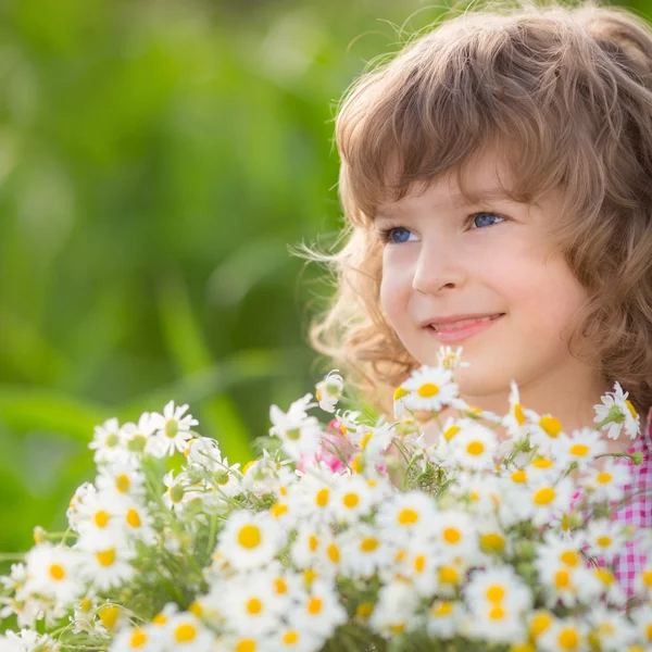 Niño en primavera —  Fotos de Stock