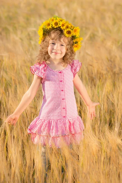 Счастливый ребенок на пшеничном поле — стоковое фото